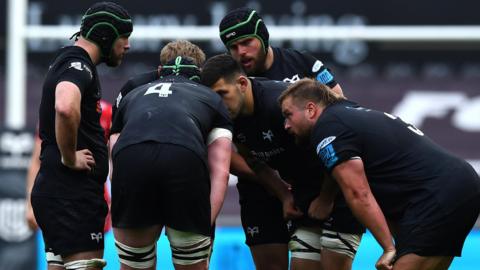 Ospreys players in a huddle