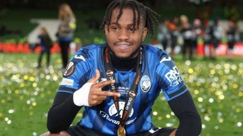 Ademola Lookman poses with his Europa League winners medal