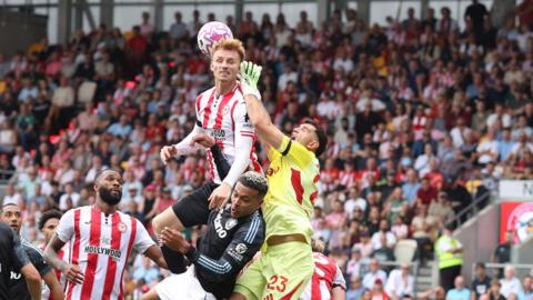 Emi Martinez playing for Villa against Brentford