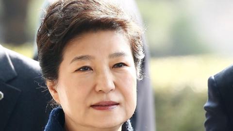 Former President Park Geun-hye arrives at the entrance of the Seoul Central District Prosecutors' Office to undergo prosecution questioning on 21 March 2017 in Seoul, South Korea.