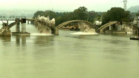 Broadway Bridge is demolished