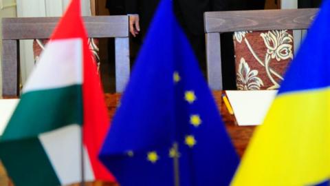 From left to right: Hungarian, EU and Ukrainian flags. File photo