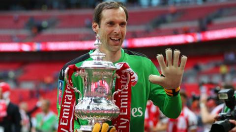 Peter Cech holding the FA Cup