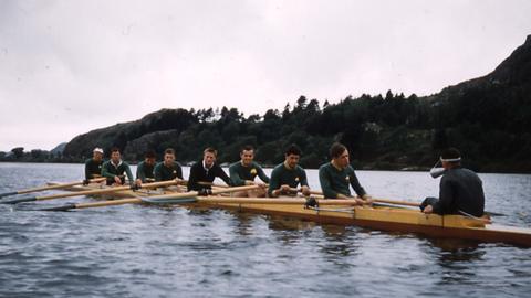 Tîm wyth dyn Awstralia'n rhwyfo ar Lyn Padarn yn 1958