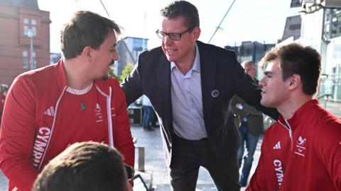 Rhun ap Iorweth ac aelodau tîm Cymru