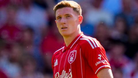Elliot Anderson in action for Nottingham Forest