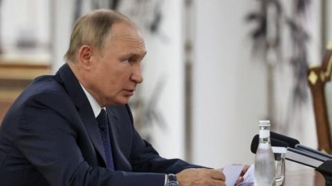 Russian President Vladimir Putin talks to Chinese President Xi Jinping during a meeting on the sidelines of the Shanghai Cooperation Organization (SCO) summit in Samarkand, Uzbekistan September 15, 2022.