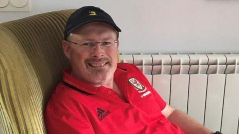 Dywedodd ei deulu bod Bryn Roberts yn ddyn "gofalus a hoffus"