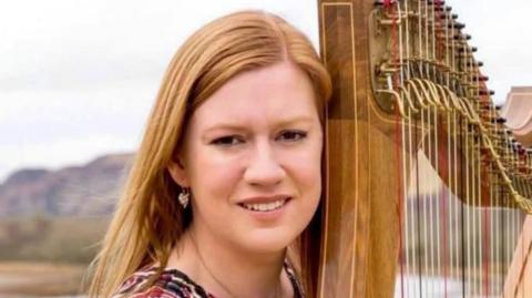 Jennifer Port agus clàrsach