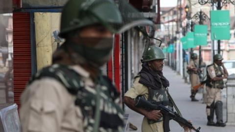 Indian paramilitary soldiers stand guard in the Lal chowk area of Srinagar (08 July 2017)