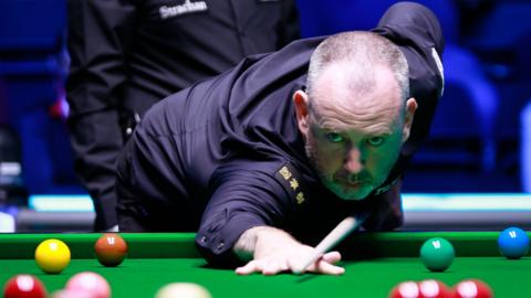 Mark Williams prepares to pot