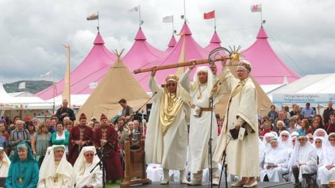 Yr Archdderwydd yn cau'r Orsedd yn Eisteddfod Genedlaethol Sir Ddinbych a'r Cyffiniau 2013