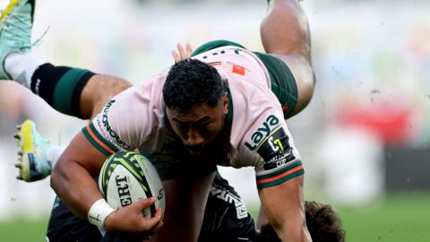 Bundee Aki breaks a tackle