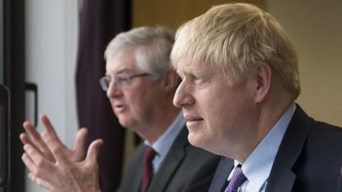 Mark Drakeford a Boris Johnson