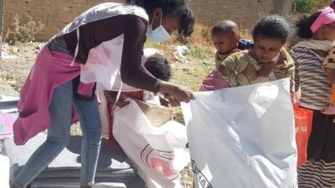 Workers from the International Committee of the Red Cross and volunteers from the Ethiopian Red Cross distribute relief supplies to civilians in Tigray region, Ethiopia. Photo: January 2021