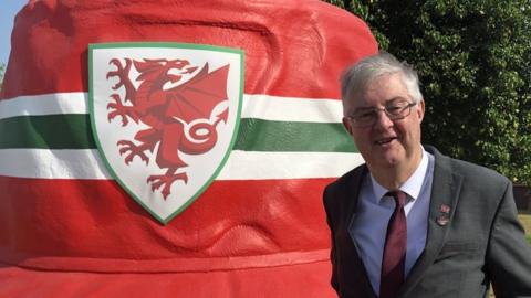 First Minister Mark Drakeford with the giant bucket hat in Doha