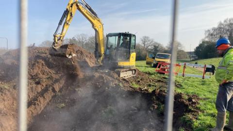 Diggers repairing pipes