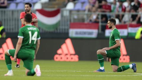 Republic of Ireland players take the knee