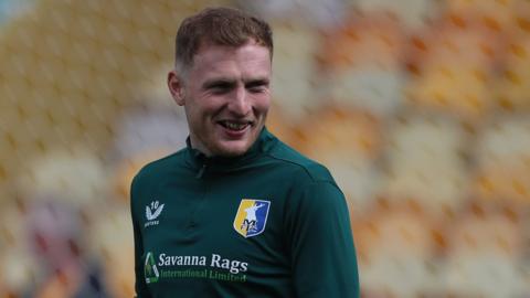 Mansfield Town's George Maris in warm-up ahead of a game