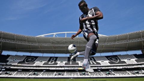 Salomon Kalou at his Botafogo unveiling