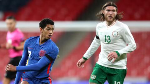 Jude Bellingham and Jeff Hendrick competing for the ball during a England v Republic of Ireland friendly in 2020