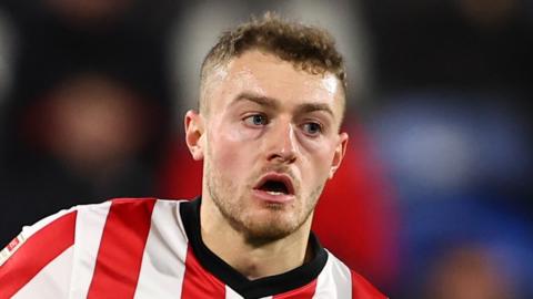 Elliot Embleton playing football for Sunderland