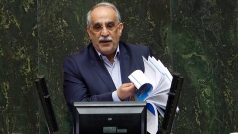Iranian economy minister Masoud Karbasian defends himself in parliament in Tehran, 26 August 2018