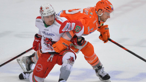 Trevor Cox holds Steelers captain Jonathan Phillips