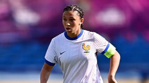 Maeline Mendy playing for France Under-19s