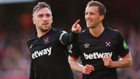 Jarrod Bowen celebrates with Tomas Soucek after scoring for West Ham against Arsenal at Emirates Stadium