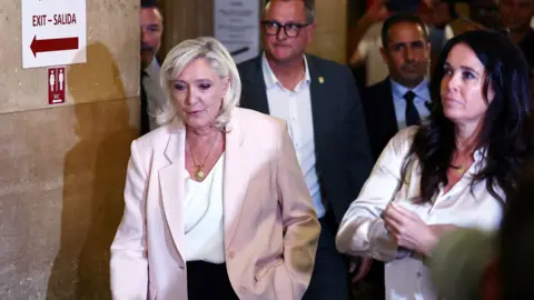 Le Pen arrives at court