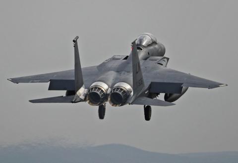 ایران میں گرنے والے امریکی طیارے کے پائلٹ کی تلاش پر 66 ہزار ڈالرز انعام کی پیشکش   
ایرانی میڈیا نے دعویٰ کیا ہے کہ عملے کے دو ارکان میں سے ایک نے اجیکٹ کیا ہے اور ہو سکتا ہے کہ وہ ملک کے جنوب میں اُترا ہو۔
مکمل تفصیلات: