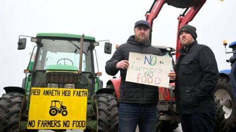 Ffermwyr yn protestio tu allan i gynhadledd y Blaid Lafur yn Llandudno