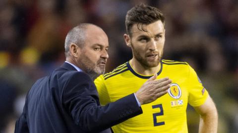 Scotland coach Steve Clarke with Stephen O'Donnell in 2019