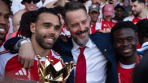 Josh Kroenke with David Raya and Bukayo Saka