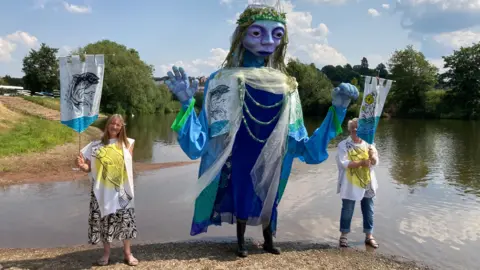 Ymgyrchwyr ar lan afon Gwy