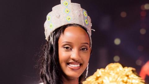 Miss Rwanda 2022 wearing a silver crown