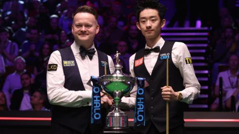 Shaun Murphy & Wu Yize pose with the trophy