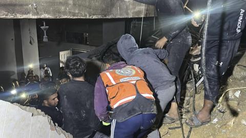 Civil defence teams and rescuers search in the rubble following Israeli strikes in Gaza City. photo: 20 November 2024