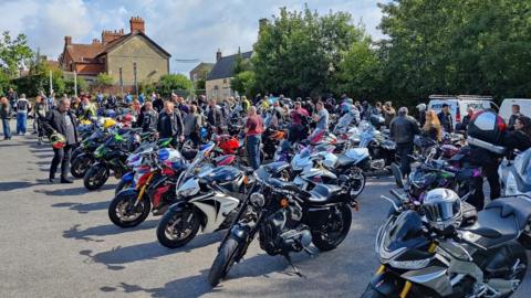 A large crowd of people and many motorbikes at a bike meet in Calne