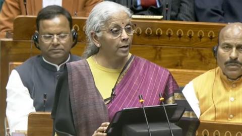केंद्रीय बजट 2026 लाइव: वित्त मंत्री की इस घोषणा के बाद गिरा शेयर बाज़ार