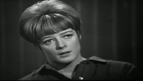 Maggie Smith staring off camera towards an interviewer in a black and white interview with the ˿