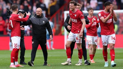 Liam Manning and Bristol City players celebrate on the pitch