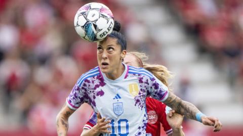 Jennifer Hermoso controls the ball with her head