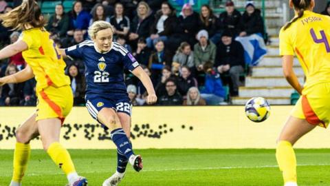 Erin Cuthbert shoots