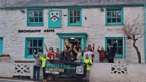 Llun o aelodau Menter y Ring y tu allan i dafarn y Brondanw Arms
