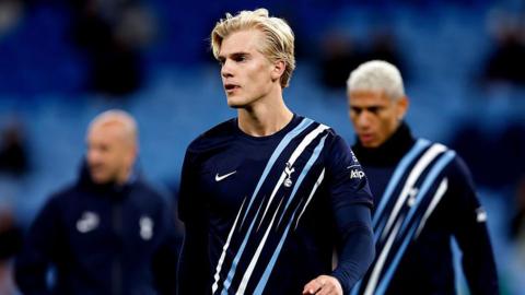 Lucas Bergvall of Tottenham Hotspur warms up
