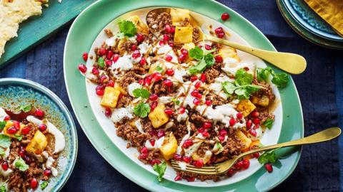 A large plate of Halloumi fatteh.