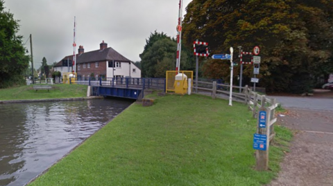 Aldermaston Wharf Lifting Bridge