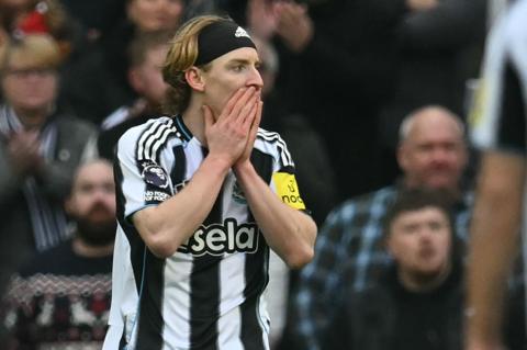 Newcastle's Anthony Gordon puts his hands to his mouth during the game against Chelsea